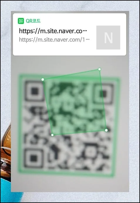 비추고 결과 바로 확인하기 | 평범하게 사진 촬영하듯 전면 뷰가 켜져요.